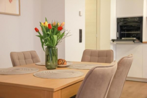 Modern Penthouse Apartment with Balcony & Free Parking